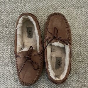 UGG tan Olsen slipper